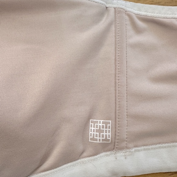 NATORI Yogi Contour Convertible Sports Bra 36 I 
EUC -  Lt Mocha/Ivory - Picture 9 of 10